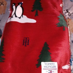 Beautiful Tommy H plush throw blanket in winter penguin pattern.